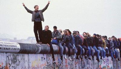 Fall of the Berlin Wall  - standing on the wall muro de berlín