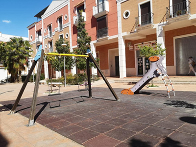 parque infantil columpios lucena