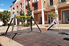 parque infantil columpios lucena